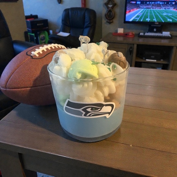 Seattle Seahawks Decorative 24 oz Candle amaretto Madeleine - Picture 1 of 4